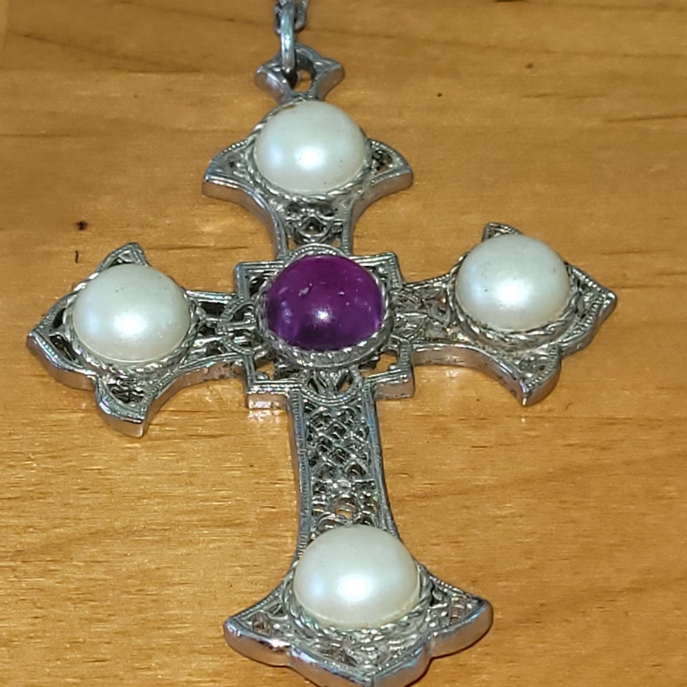 Vtg 1971 SARAH COVENTRY Crusader Cross Necklace Faux Pearl Purple MCM 70s - Picture 4 of 9